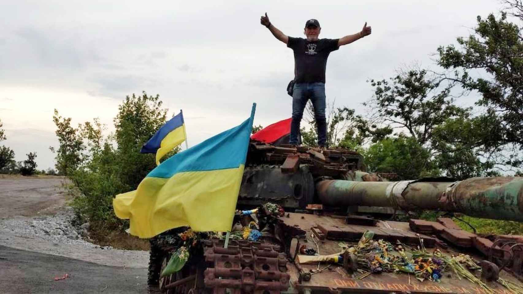 Mario García, subido a un tanque de combate ucraniano. EE