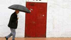 Un hombre pasea por la Plaza de Toros de Castellón, cerrada, tras la suspensión del festejo de rejones del lunes.