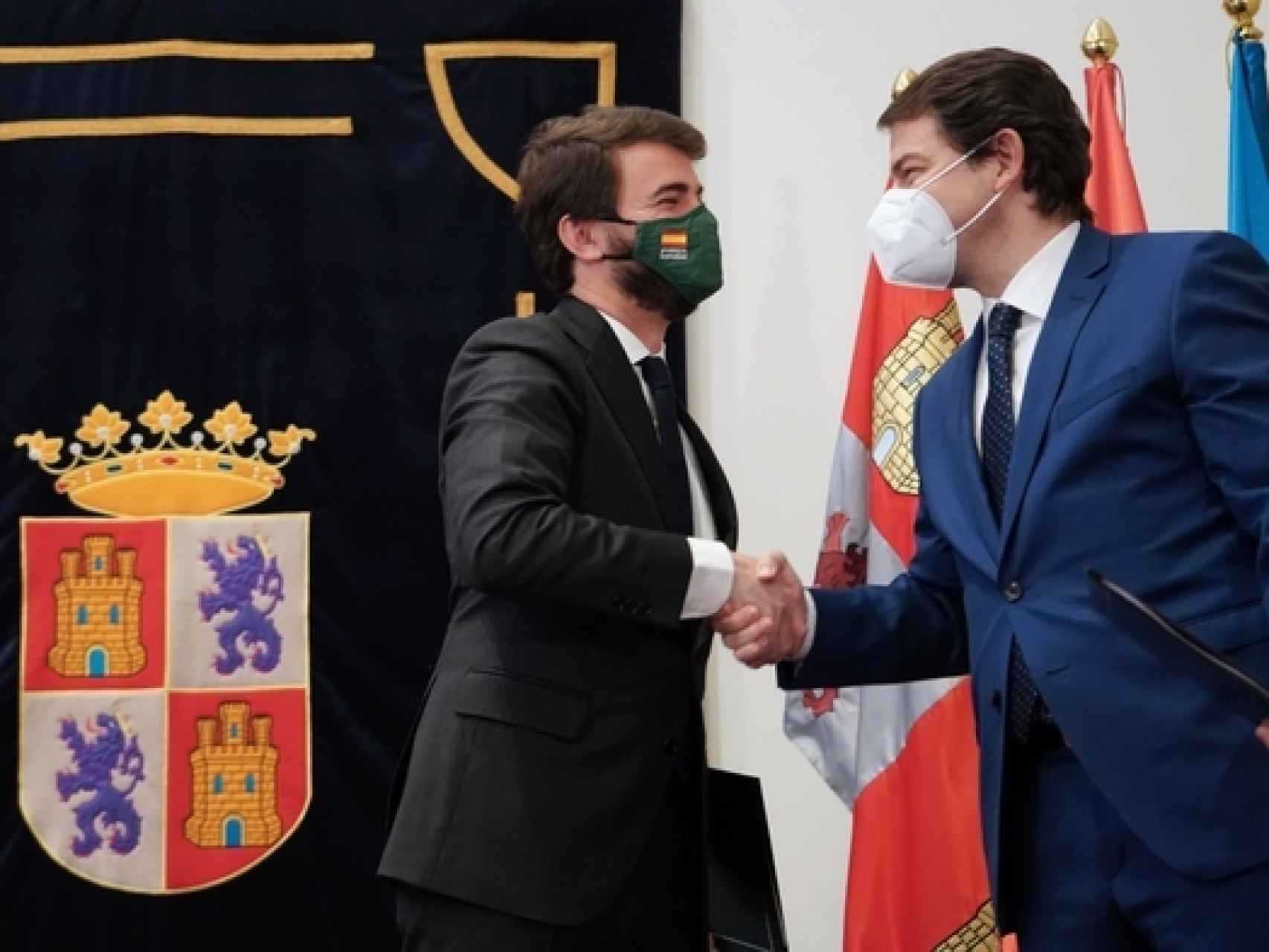 El líder de Vox en Castilla y León, Juan García-Gallardo, saluda al presidente en funciones, Alfonso Fernández Mañueco, tras la rúbrica del acuerdo , el pasado 10 de marzo.