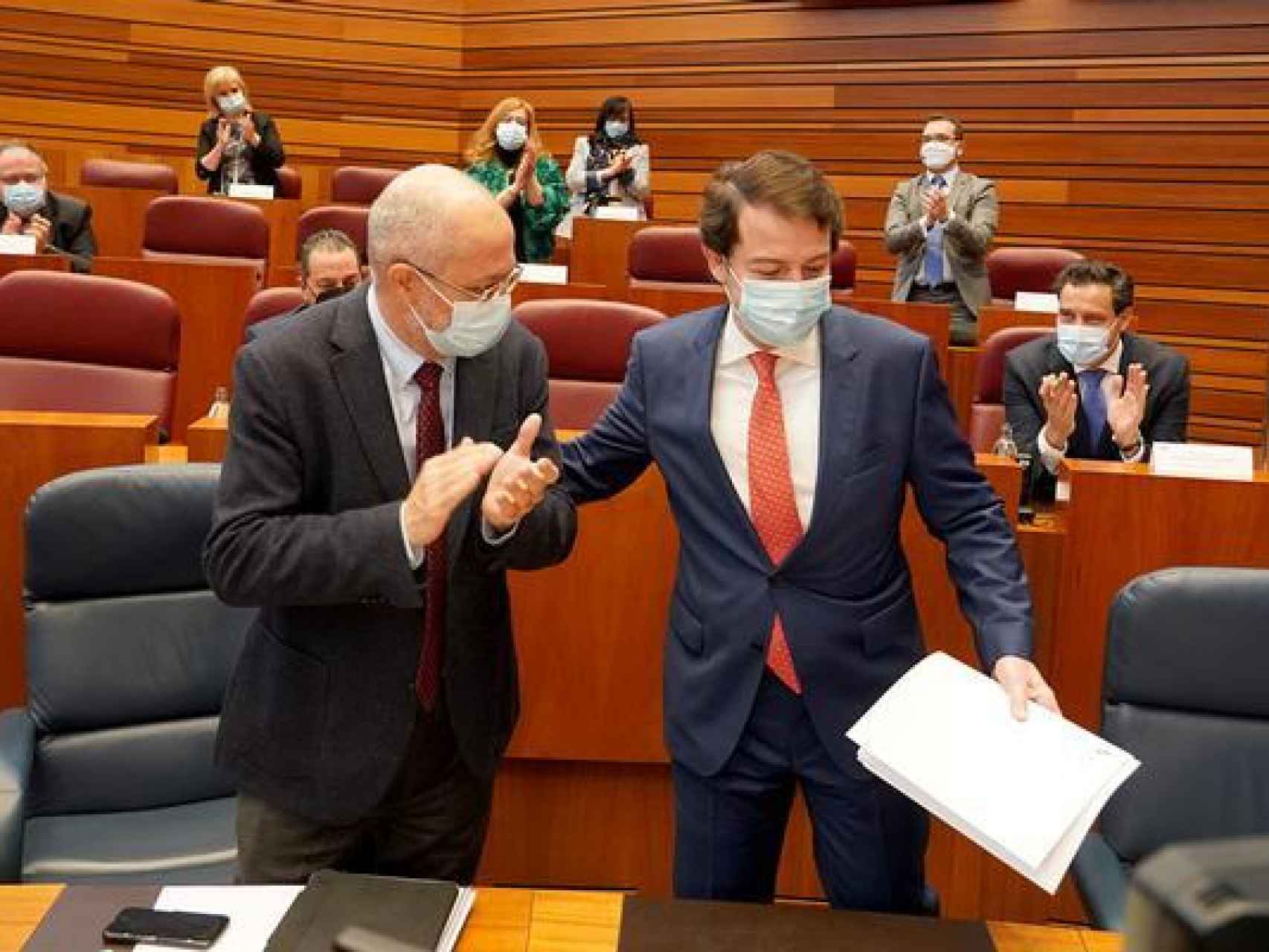 El presidente en funciones, Alfonso Fernández Mañueco, y el entonces vicepresidente, Francisco Igea, durante el debate de la fallida moción de censura, el 22 de marzo de 2021.