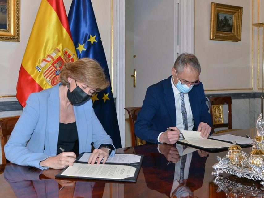 Ana de la Cueva, presidenta de Patrimonio nacional y Ricardo Rivero, rector de la Universidad de Salamanca