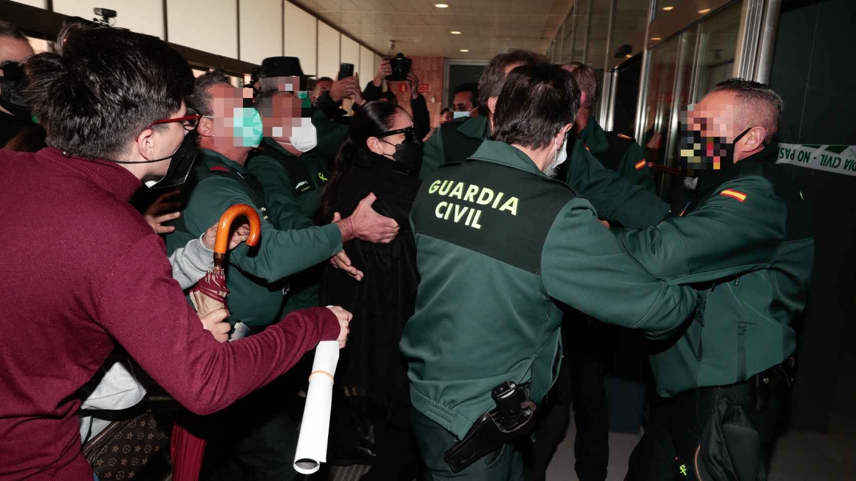 Isabel Pantoja ha llegado a los juzgados escoltada por una gran cantidad de Guardia Civil.
