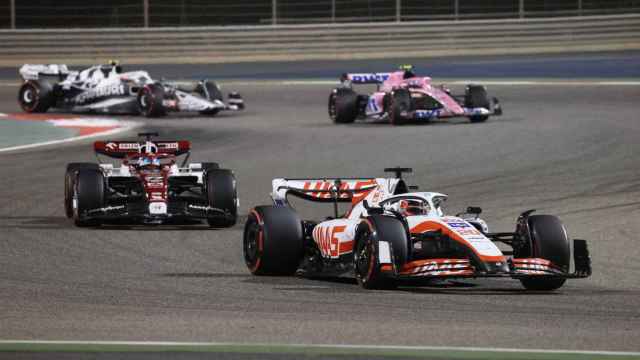 Kevin Magnussen y Valtteri Bottas, durante el Gran Premio de Bahrein.