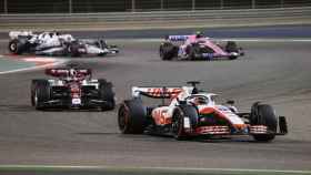 Kevin Magnussen y Valtteri Bottas, durante el Gran Premio de Bahrein.