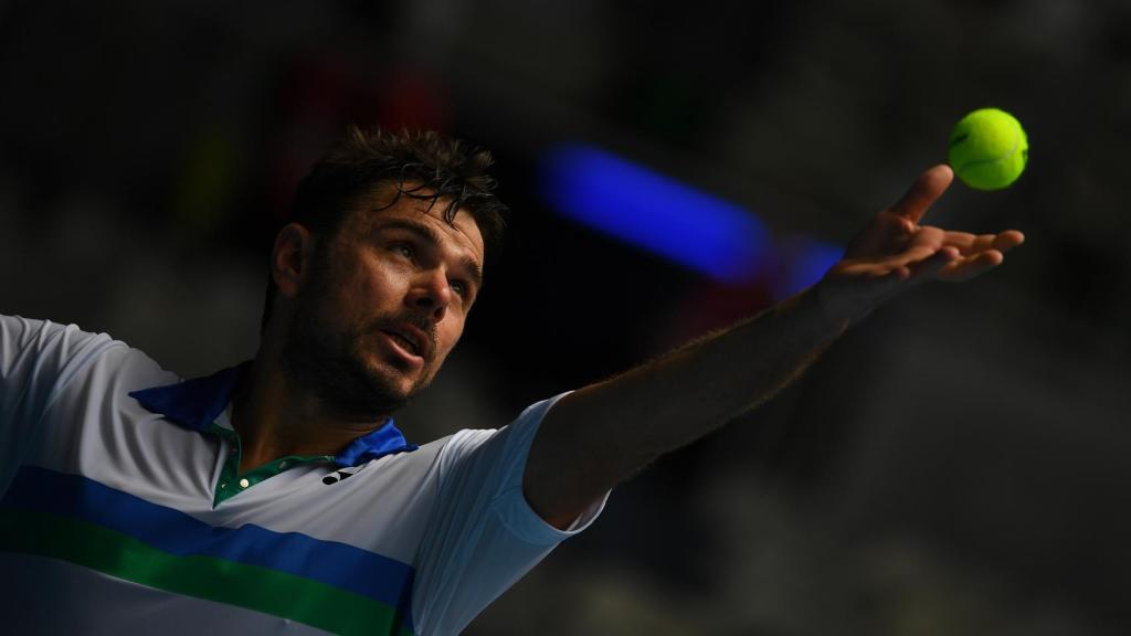 Stanislas Wawrinka realiza un saque en uno de sus últimos partidos en 2021