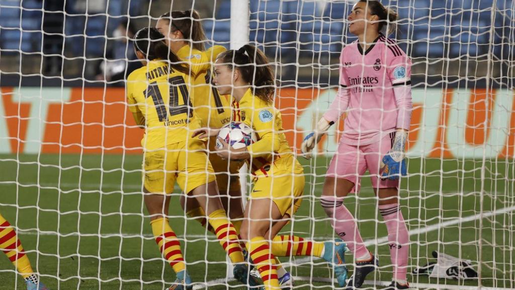 Las jugadoras delBarça recogen el balón del fondo de la portería de Misa (Real Madrid)