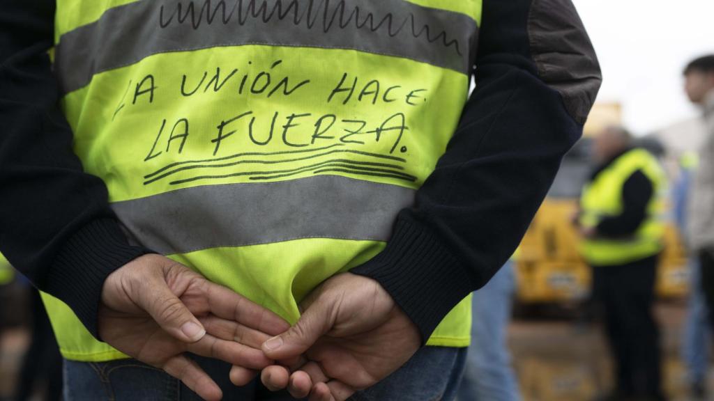 Un camionero con un chaleco amarillo.