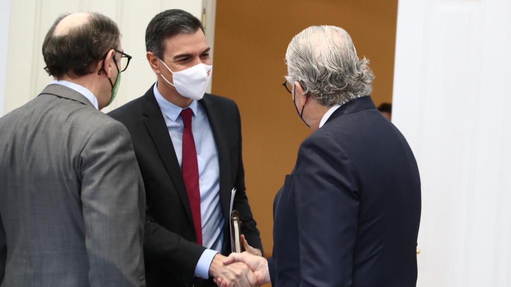 Pedro Sánchez, presidente del Gobierno, junto a Ignacio Sánchez Galán, presidente de Iberdrola, y José Bogas, CEO de Endesa.