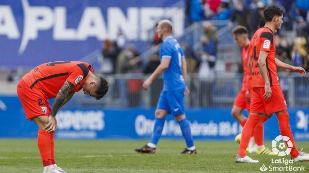 Jugadores del Málaga CF tras el partido en Fuenlabrada.