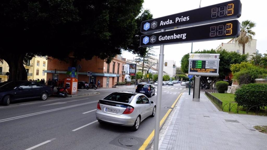 'Zona azul' de aparcamiento junto en el entorno de la plaza de toros de Málaga.