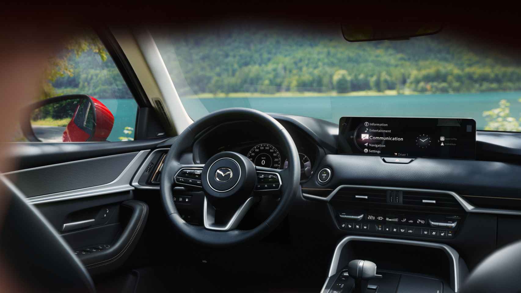 Mazda también cuida las sensaciones que reciben las personas cuando se sientan dentro del coche.