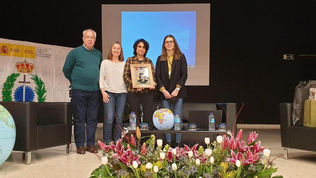 La refugiada afgana Nadia Ghulam durante una charla en el centro penitenciario de Teixeiro