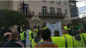 Protesta de transportistas, marineros y ganaderos en la Delegación del Gobierno.