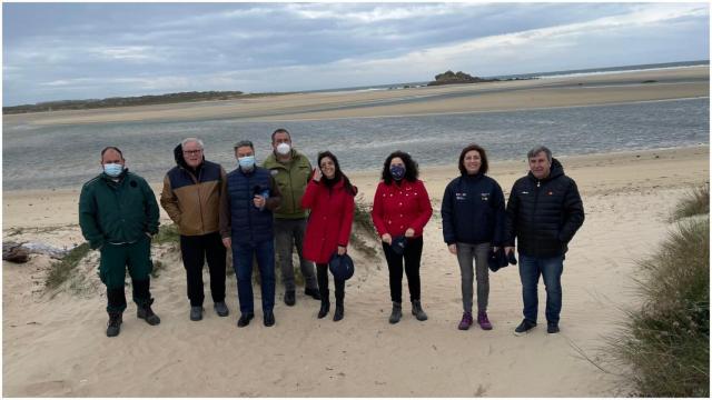 La conselleira de Medio Ambiente, Ángeles Vázquez, en su visita a la Duna de Corrubedo.