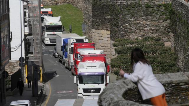 Una mujer observa el paso de los camiones desde el adarve de la Muralla de Lugo.