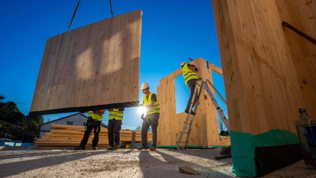 La compañía EdM Casas está levantando una casa con madera de pino