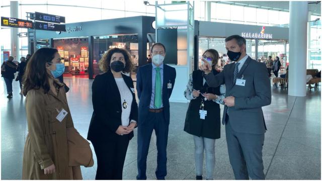 La visita del delegado del Gobierno, José Miñones, al Aeropuerto de Santiago.