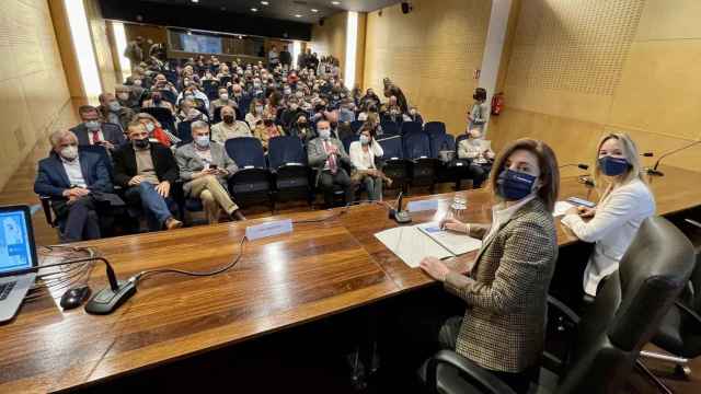 Ángeles Vázquez presentó en Vigo las ayudas junto a Marta Fernández-Tapias.