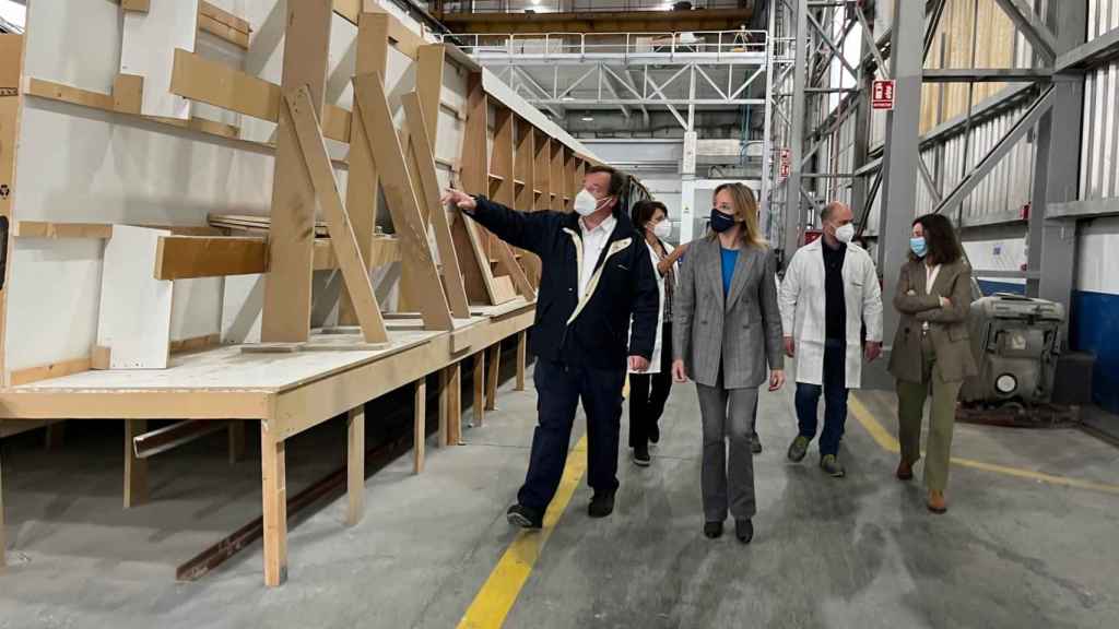 Marta Fernández-Tapias, delegada territorial de la Xunta en Vigo, visita la empresa Rodman Polyships.