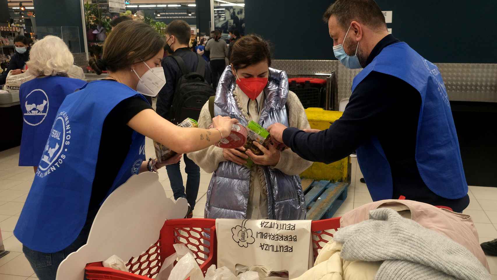 Voluntarios durante el Zampakilos Solidario en Vigo.