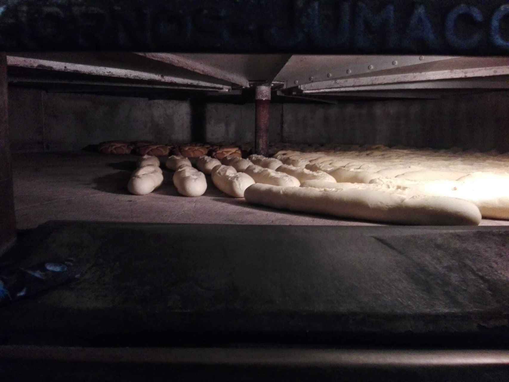 El horno de leña en el que se hace el pan