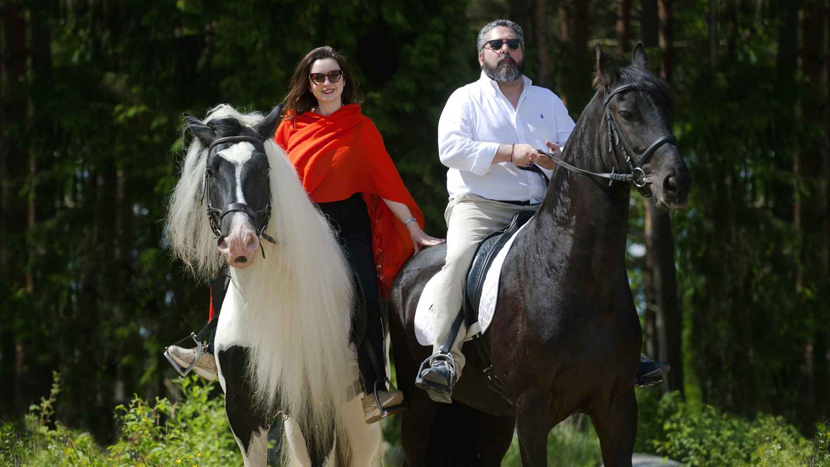 El Gran Duque Jorge y su esposa, a caballo.