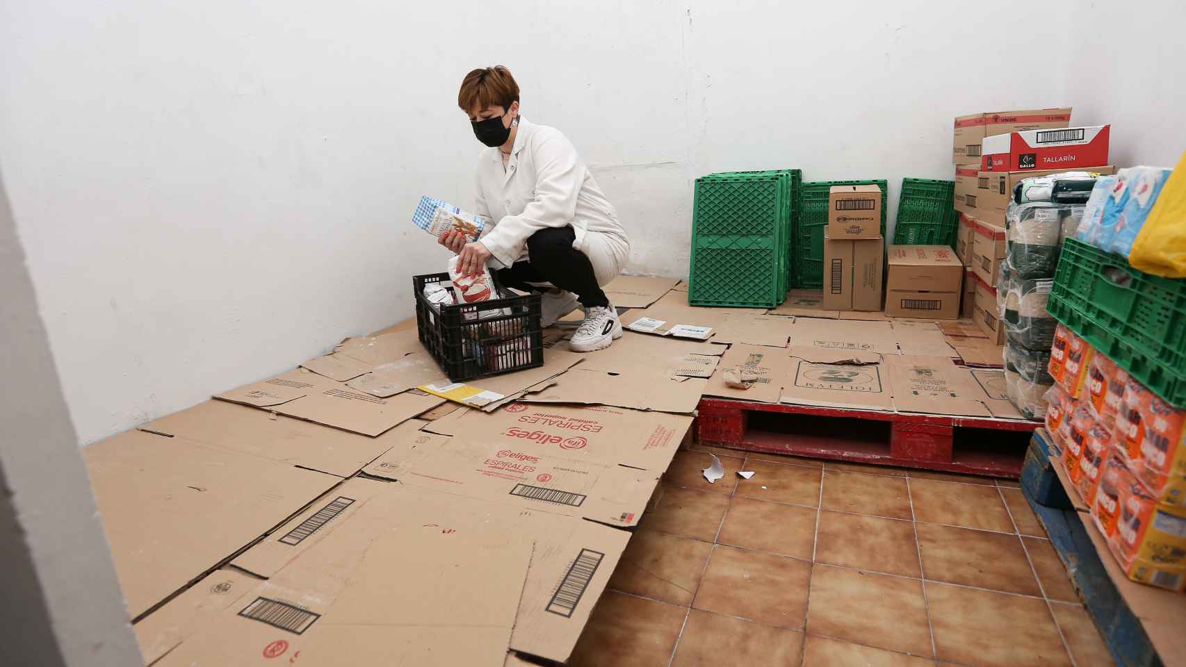 Una voluntaria, en el almacén prácticamente vacío de la ONG.