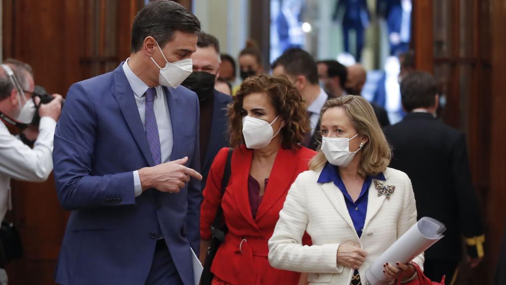 Pedro Sánchez junto a María Jesús Montero y Nadia Calviño, en los pasillos del Congreso, este miércoles.