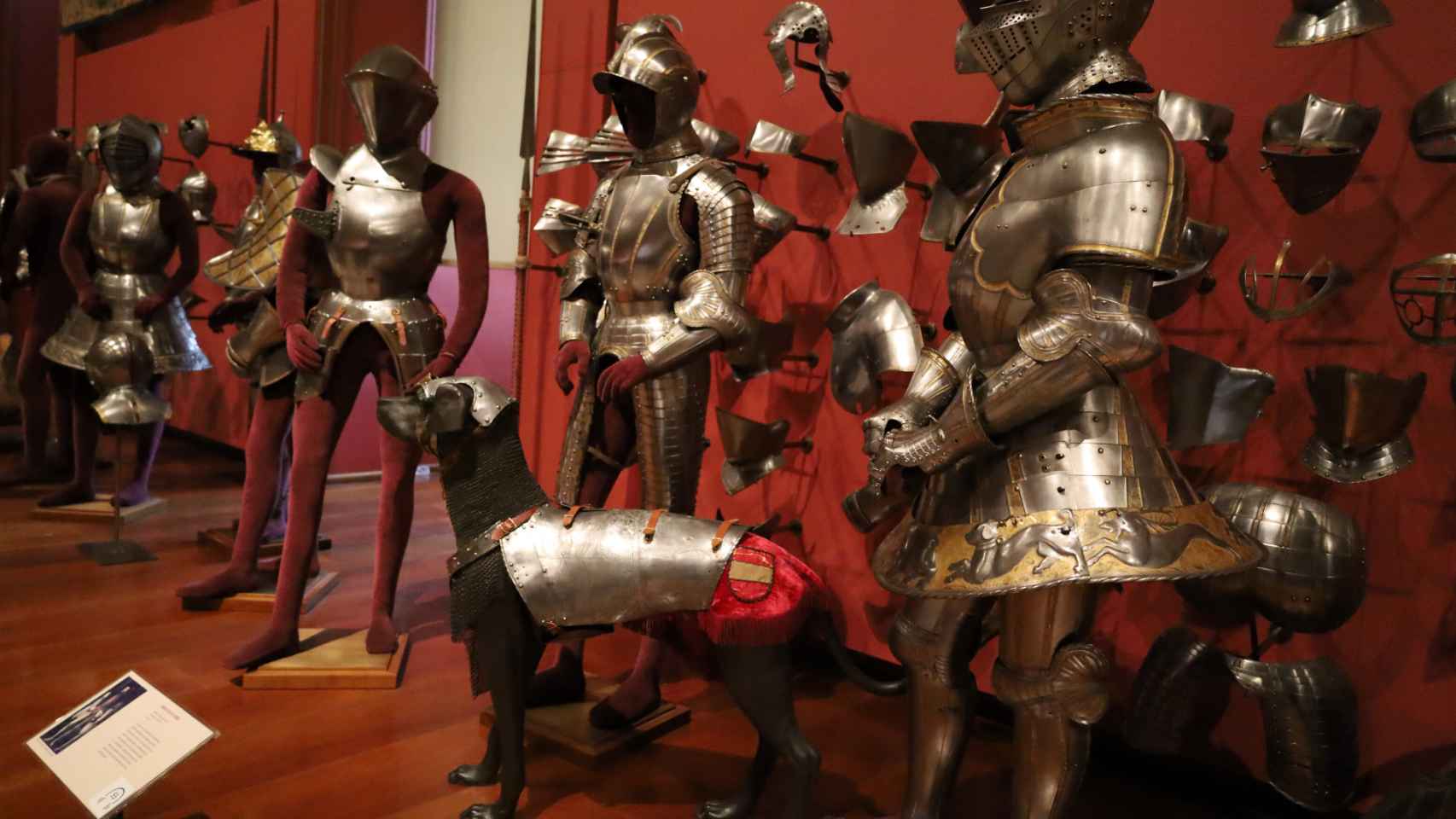 La armadura de Mühlberg y la de lebrel, en el centro de la imagen, ya han vuelto a su sitio.