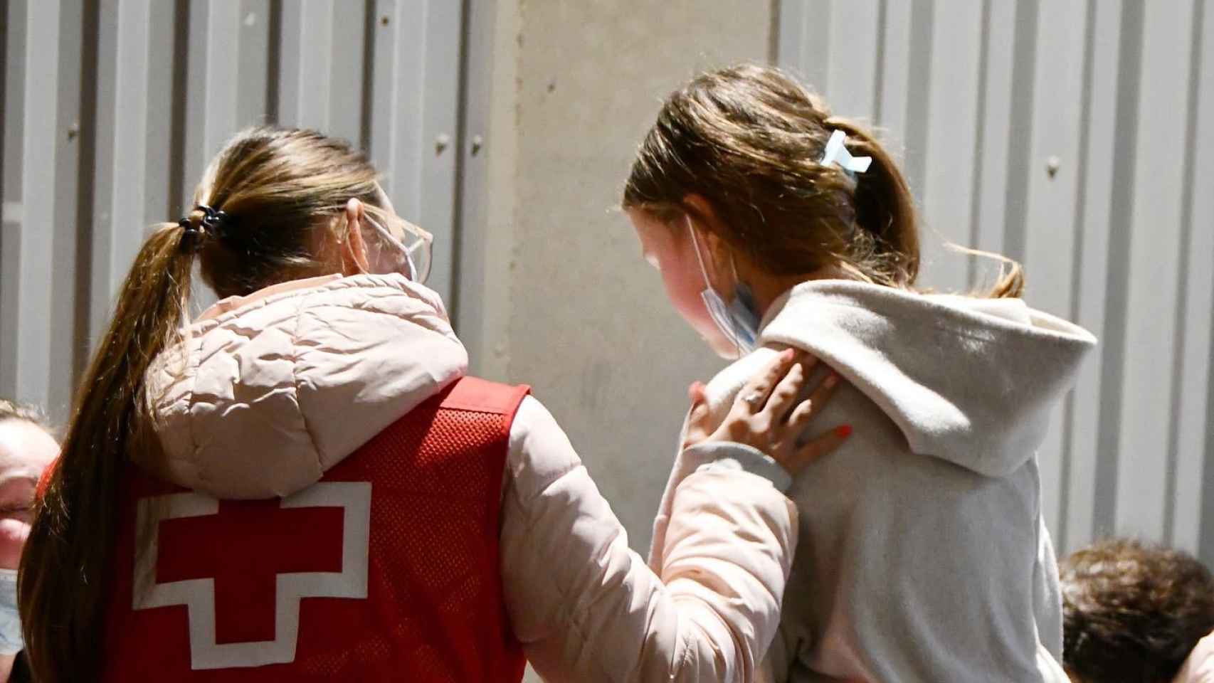 Cruz Roja de Alicante ha apoyado a dos millares de refugiadas en este primer mes de guerra.