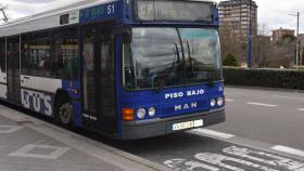 Un autobús urbano (AUVASA) de Valladolid espera en su parada habitual