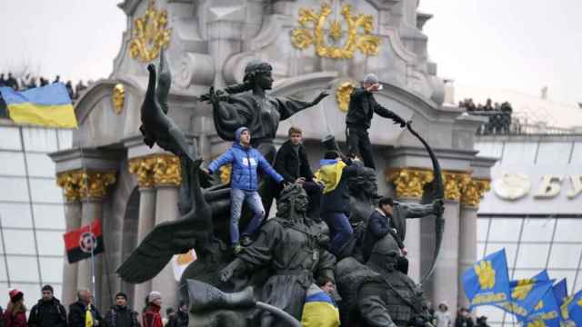 Jóvenes ucranianos se manifiestan en las protestas del Maidán, en 2014 en Kiev.