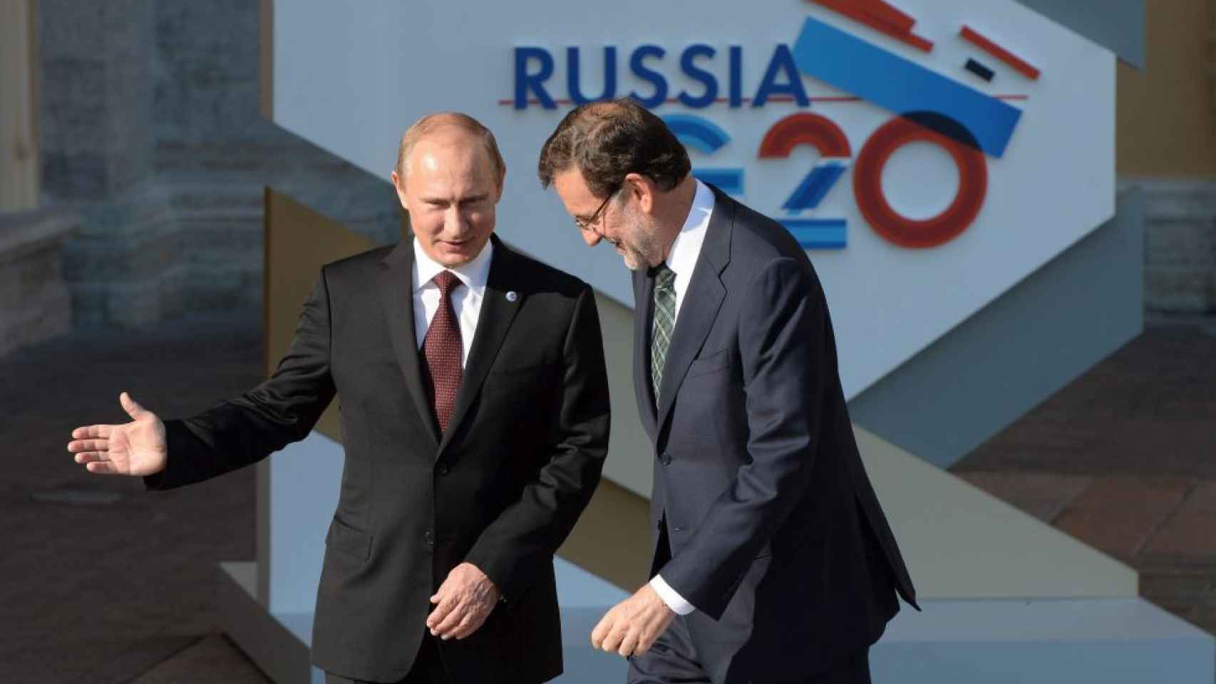 Vladímir Putin recibe al expresidente del Gobierno, Mariano Rajoy, en la cumbre del G-20, en 2013 en San Petersburgo.