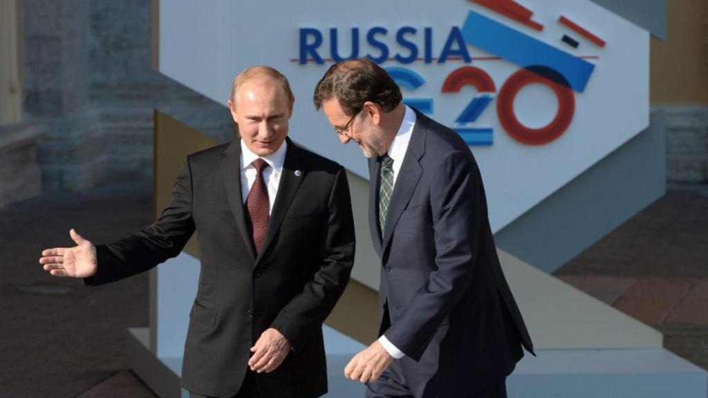 Vladímir Putin recibe al expresidente del Gobierno, Mariano Rajoy, en la cumbre del G-20, en 2013 en San Petersburgo.