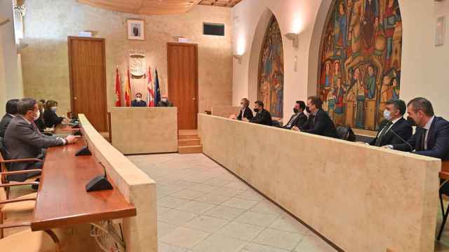 El encuentro de hoy, presidido por el alcalde, han participado el Defensor de las Personas Mayores y representantes de BBVA, Sabadell, La Caixa, Santander, Unicaja, Caja Rural y Caja Laboral