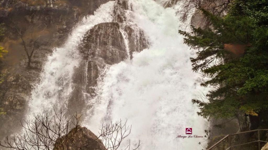 Una imagen del reventón del nacimiento del río Mundo tomada por el albergue Los Chorros.