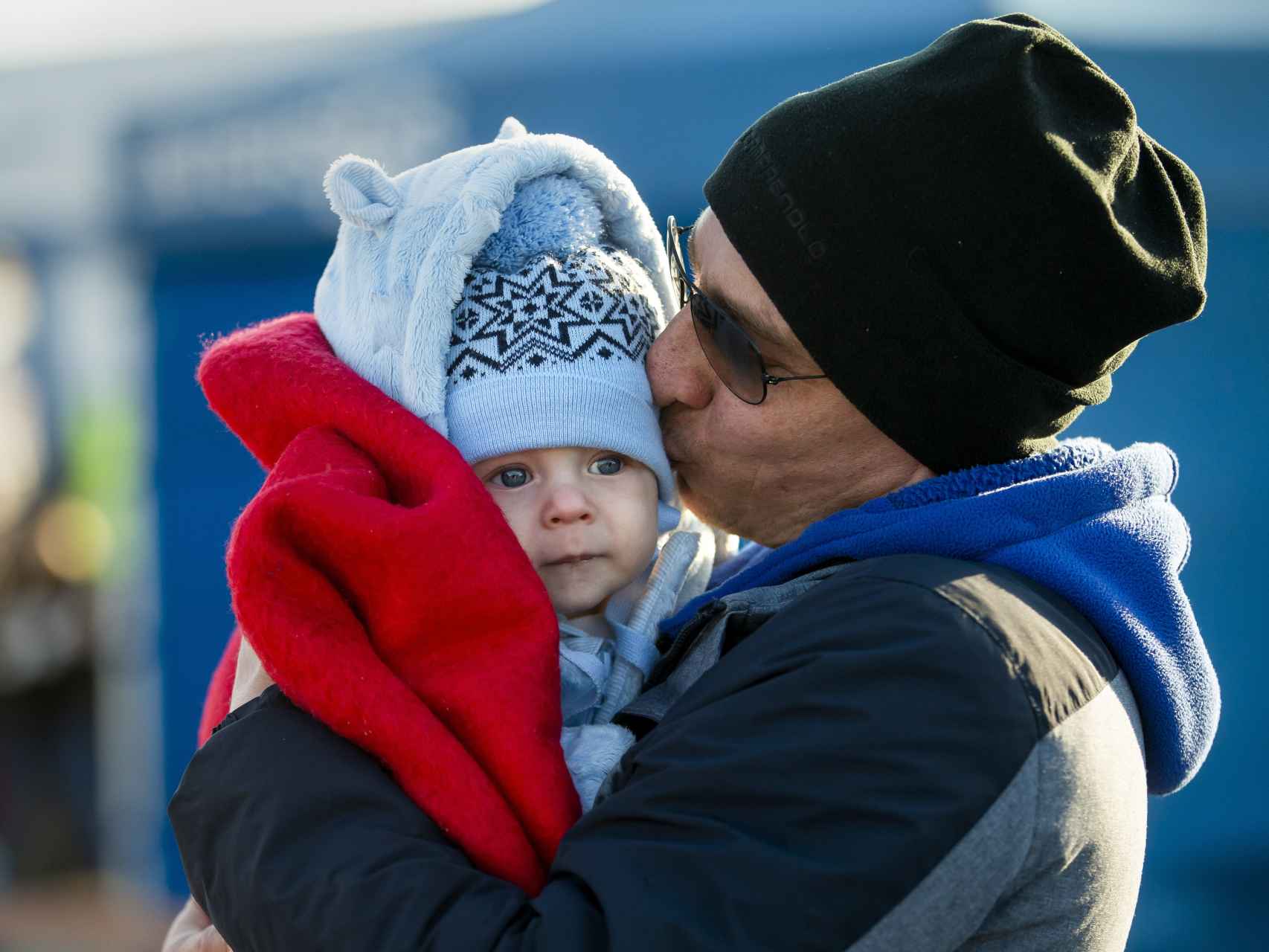 Un padre y su bebé llegan a Palanca (Moldavia) desde Ucrania.