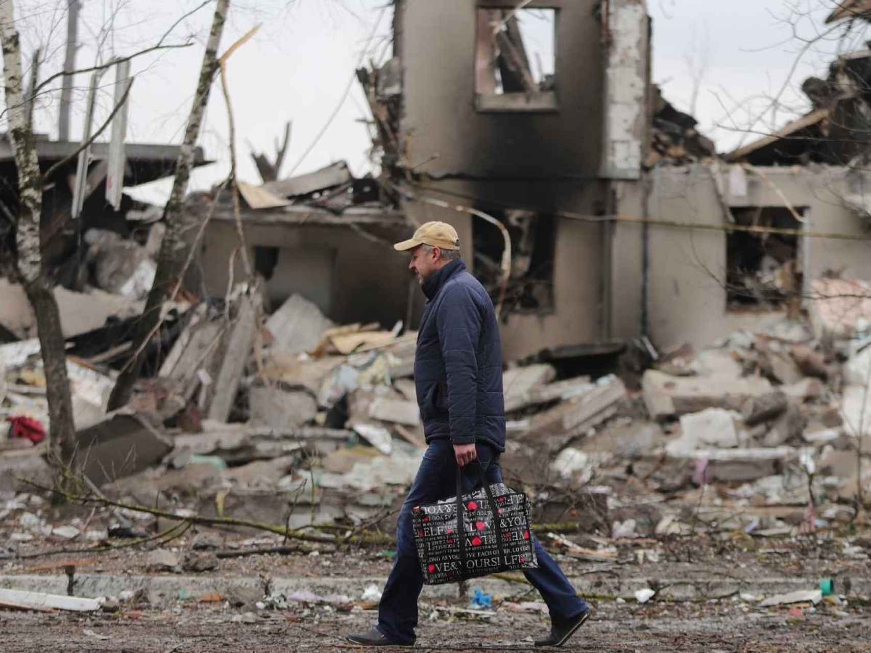 Un hombre pasea ante las ruinas en Kiev.