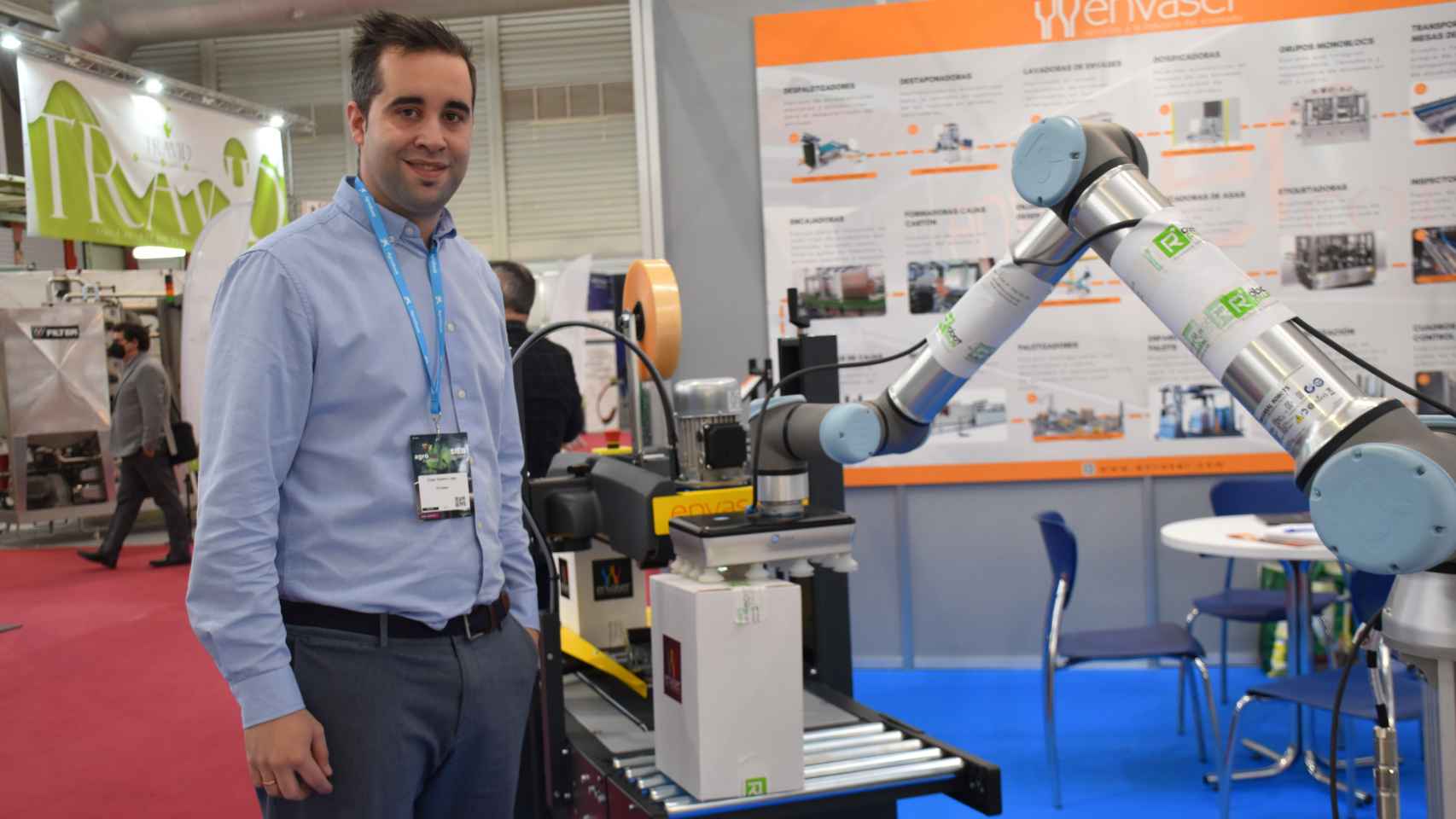 Diego Espeso, director técnico de Envaser, junto a uno de los robots inteligentes de la empresa en la Feria de Valladolid