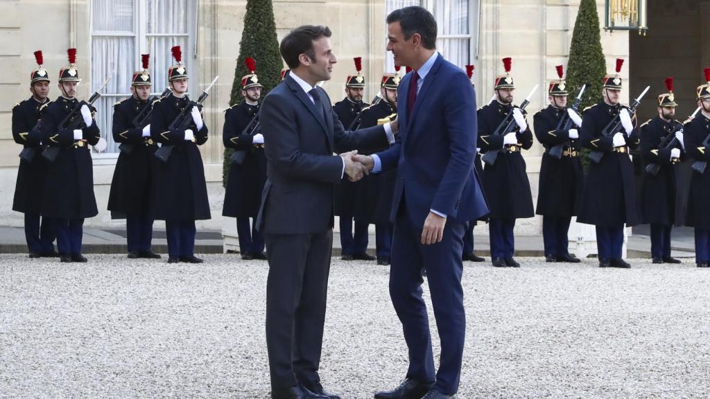 Emmanuel Macron saluda a Pedro Sánchez.
