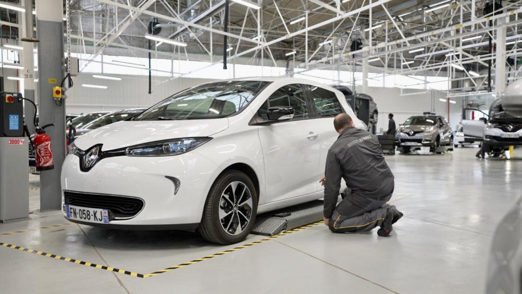 Un operario trabaja en la factoría de Renault en Valladolid