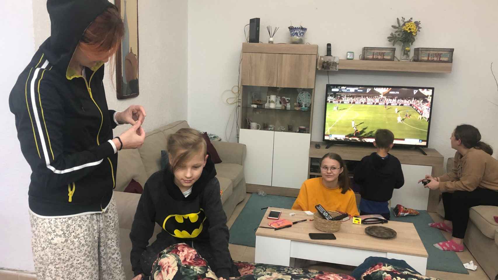 En primer término, Vika y su hijo Slava, mientras Kateryna estudia español y Jose y Alma juegan al FIFA.