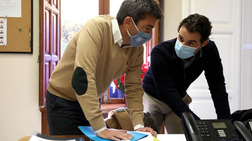 Carlos Mazón y Eduardo Dolón, tras la comisión de Hacienda.