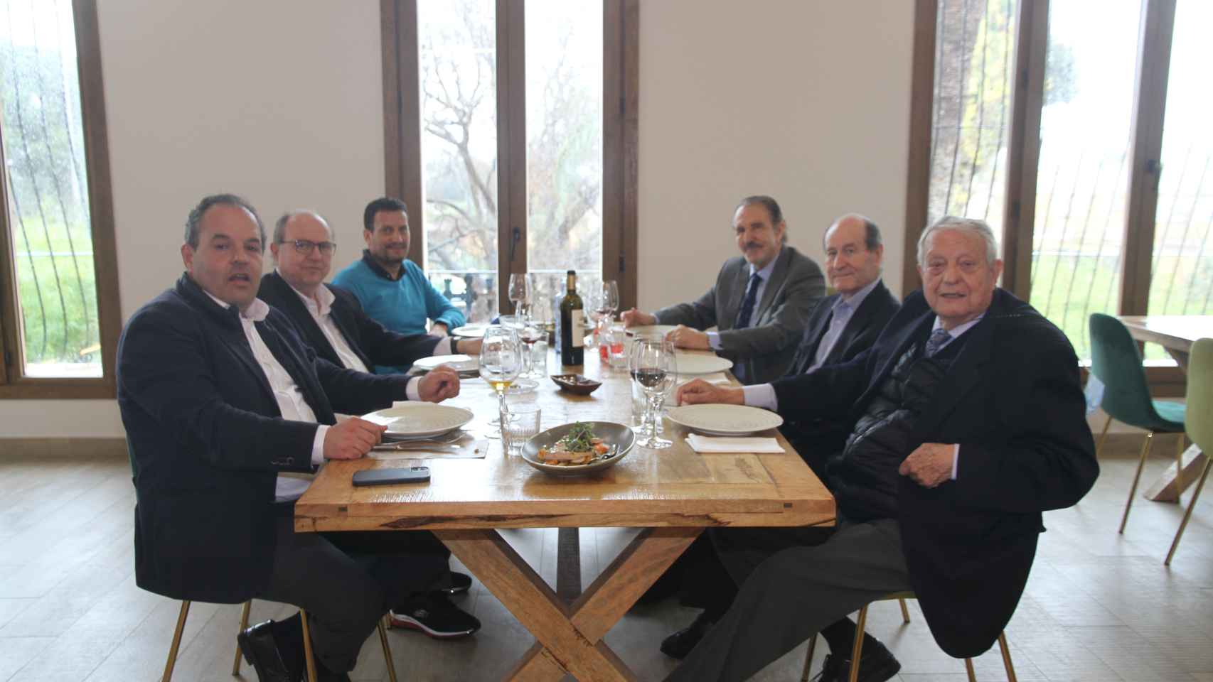 Carlos Baño en su reunión con los expresidentes de la Cámara de Alicante.