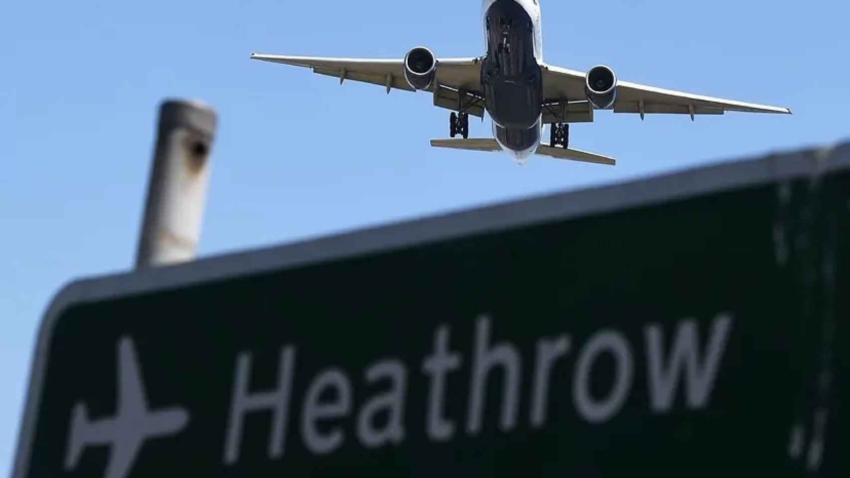 Un avión llegando al aeropuerto británico de Heathrow, en imagen de archivo.