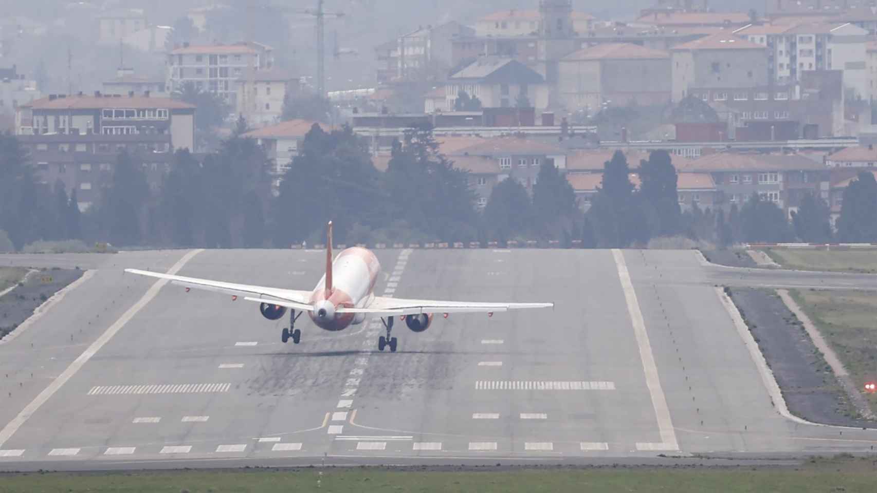 Un avión procedente de Valencia ha sido desviado de Bilbao a Santander por las fuertes rachas de viento.