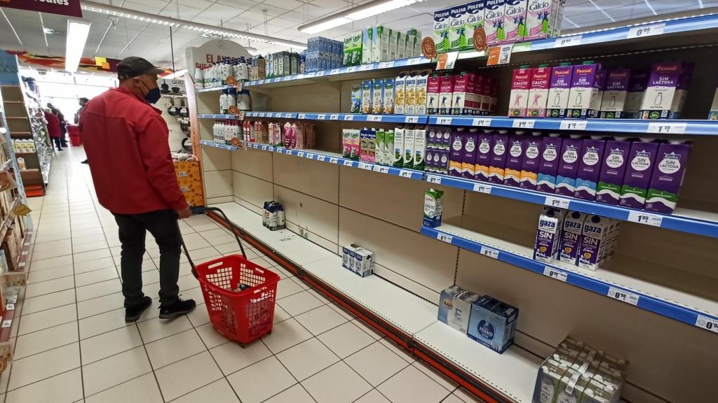 Un hombre mira la estantería de un supermercado en Castilla y León