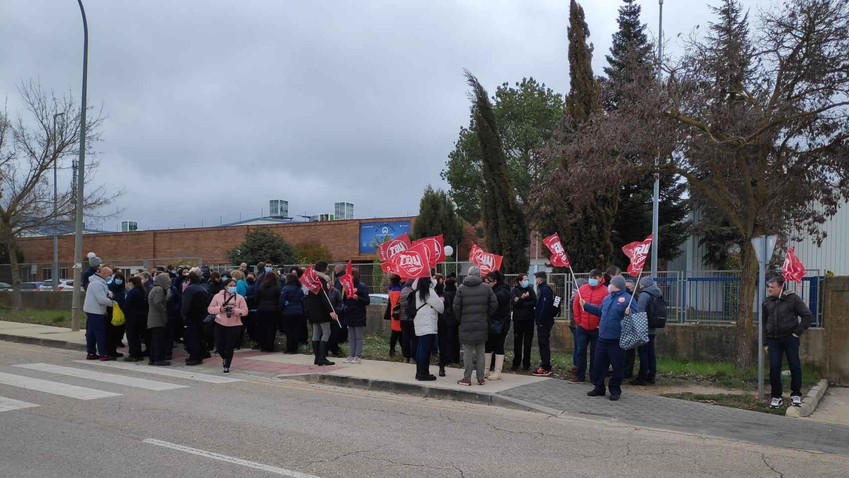 Concentración de un centenar de trabajadores de Fico Mirrors para exigir la aplicación equitativa del ERTE