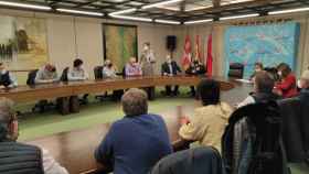 La delegada de la Junta en Zamora, Clara San Damián, con alcaldes de la zona básica de salud de Villalpando