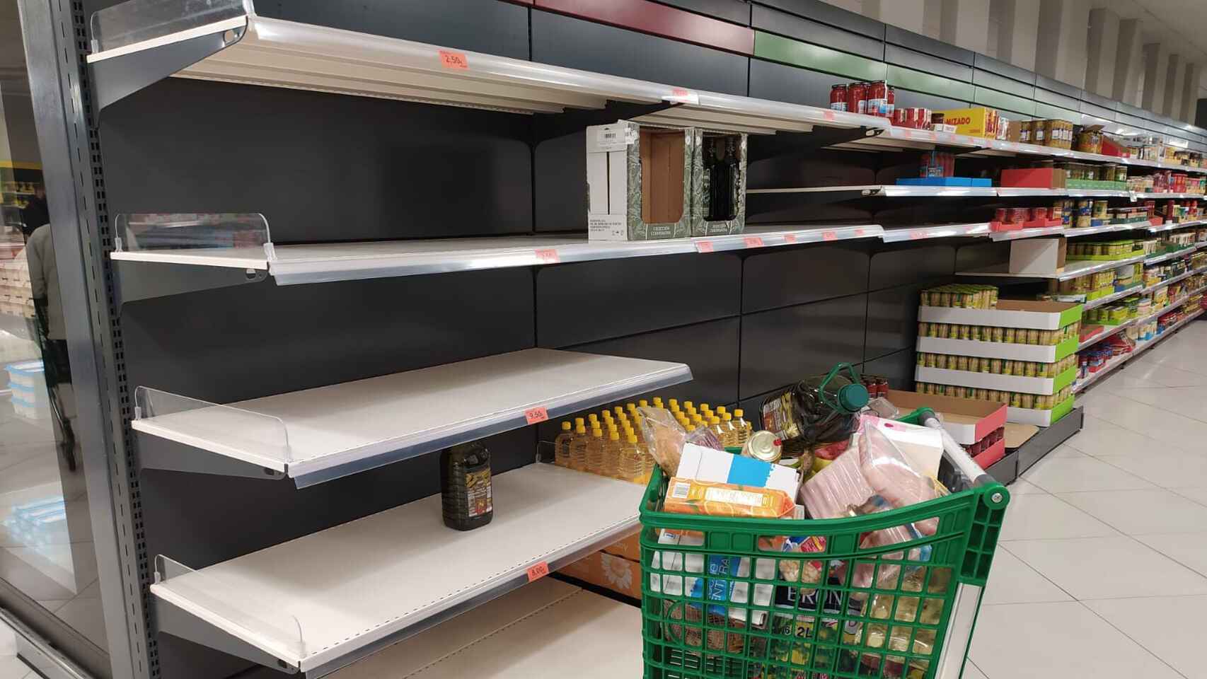 Estanterías de un supermercado sin productos durante el paro de marzo de los transportistas.